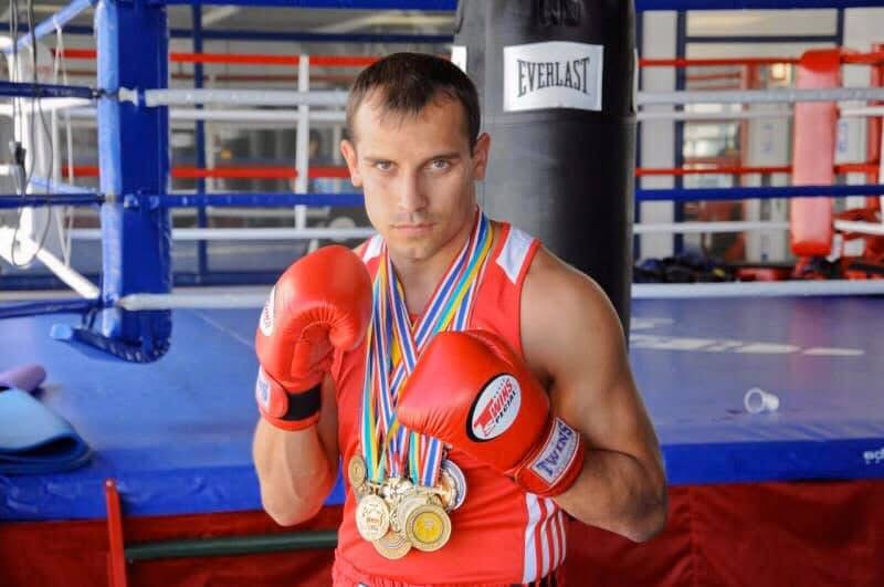Заслужений майстер спорту України з кікбоксингу і з таїландського боксу